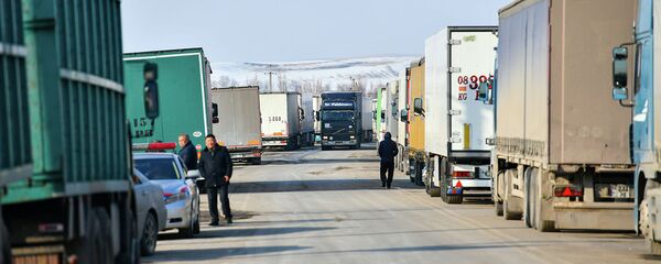 Фуры стоят в очереди на пункте пропуска Ак-Тилек на кыргызско-казахской границе - Sputnik Кыргызстан