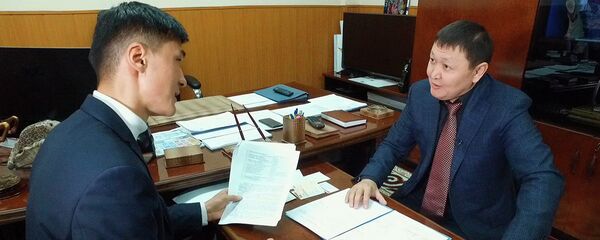 Унаанын директору бир кызматты 2000 долларга сатканбы? Чуунун чоо-жайы видеодо - Sputnik Кыргызстан