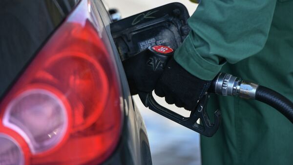 Заправка бензином автомобиля на АЗС. Архивное фото - Sputnik Кыргызстан