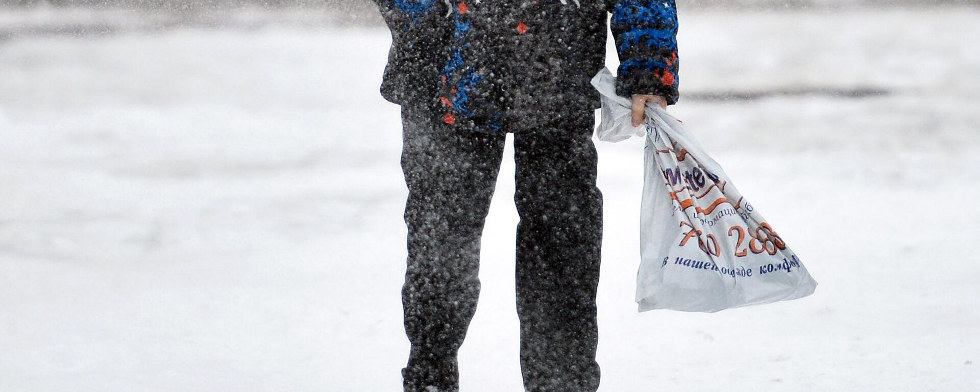 Каар жаап жатканда окуучу көчөдөн бара жатат. Архив - Sputnik Кыргызстан, 1920, 15.12.2025