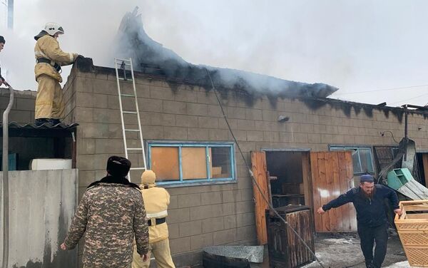 Загорелся жилой дом на улице Ленина. В 11:30 на место выехали два пожарных расчета. - Sputnik Кыргызстан