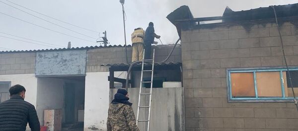 Кант шаарынын борборундагы базардын жанында жайгашкан үйдө чыккан өрт Кант шаарынын борборундагы базардын жанында жайгашкан үйдө чыккан өрт - Sputnik Кыргызстан