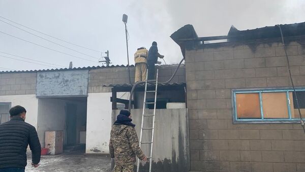 Пожар в частном доме в городе Кант - Sputnik Кыргызстан