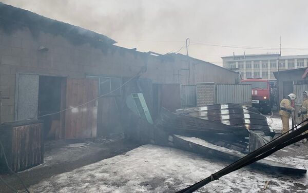 Возле рынка в центре Канта сегодня вспыхнул пожар - Sputnik Кыргызстан