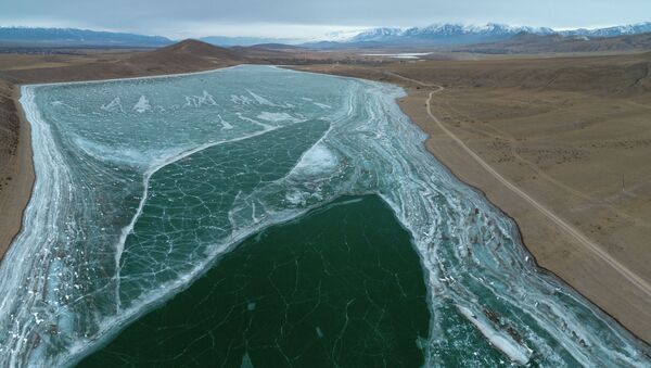 Замершее озеро Ара-Кол в Кочкорском районе Нарынской области. Архивное фото - Sputnik Кыргызстан