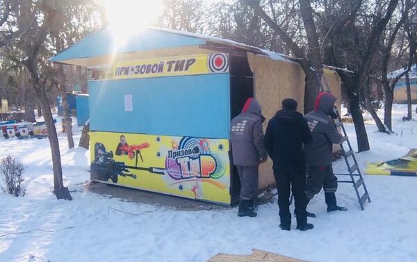 В Бишкеке на прошлой неделе снесли аттракционы в парке имени Ататюрка и ряд других объектов - Sputnik Кыргызстан