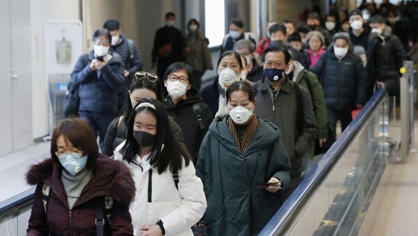 Пассажиры в медицинских масках прибывающие в аэропорт.  - Sputnik Кыргызстан