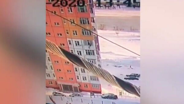 Встала и пошла — девушка выжила после падения с 9-го этажа. Видео - Sputnik Кыргызстан