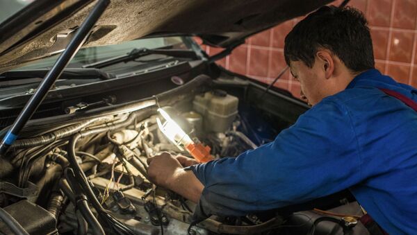 Мастер во время установки газобаллонного оборудования на авто в Бишкеке - Sputnik Кыргызстан