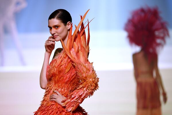 Модель во время финального показа модельера Жана-Поля Готье на Неделе моды в Париже - Sputnik Кыргызстан