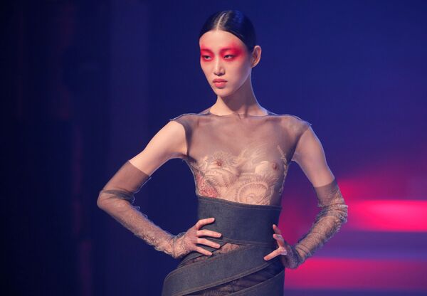 Модель во время финального показа модельера Жана-Поля Готье на Неделе моды в Париже - Sputnik Кыргызстан