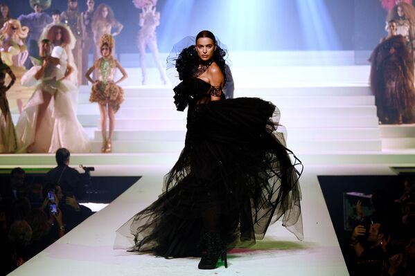 Модель Ирина Шейк во время финального показа модельера Жана-Поля Готье на Неделе моды в Париже - Sputnik Кыргызстан
