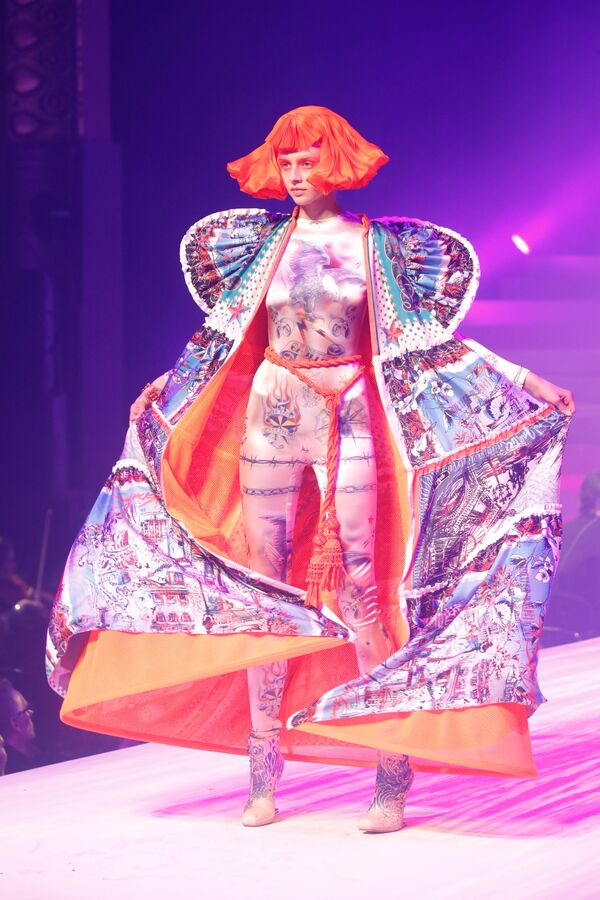 Модель во время показа модной коллекции Haute Couture Жана-Поля Готье Весна-Лето 2020 в Париже - Sputnik Кыргызстан