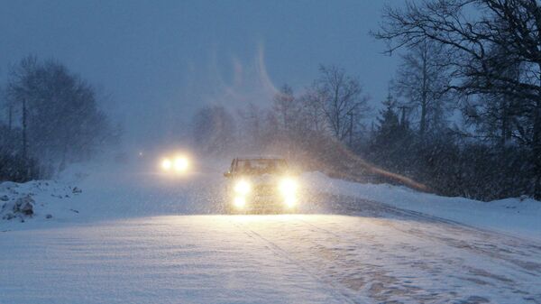 Автомобили на дороге во время снегопада. Архивное фото - Sputnik Кыргызстан