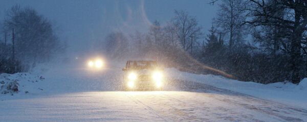 Автомобили едут во время снегопада. Архивное фото - Sputnik Кыргызстан