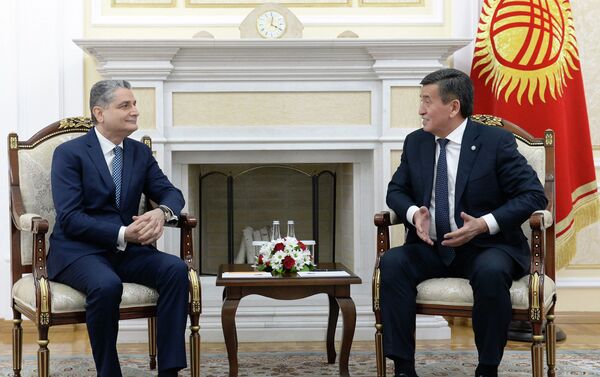 На встрече с Саркисяном Жээнбеков отметил, что 2019 год был насыщенным на крупные мероприятия, приуроченные к пятилетию подписания договора о ЕАЭС и 25-летию создания идеи евразийской интеграции. - Sputnik Кыргызстан