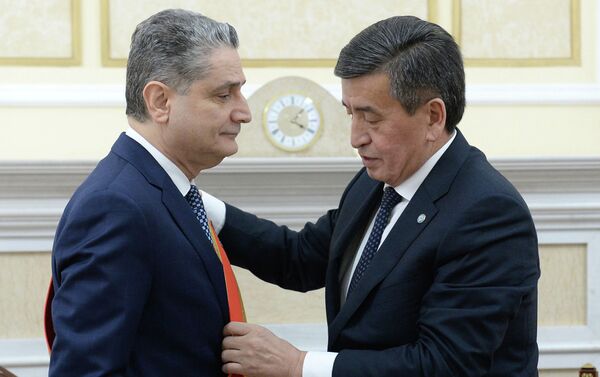 Президент КР Сооронбай Жээнбеков наградил председателя Коллегии ЕЭК Тиграна Саркисяна медалью Данк - Sputnik Кыргызстан