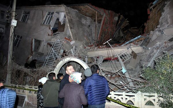 В Турции в результате сильного землетрясения погибли по меньшей мере 19 человек, пострадали 772 - Sputnik Кыргызстан