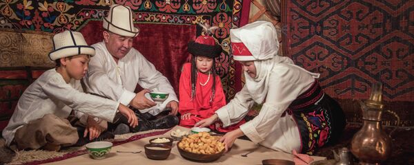 Сборка юрты на джайлоо Кок-Жайык Сборка юрты на джайлоо Кок-Жайык - Sputnik Кыргызстан