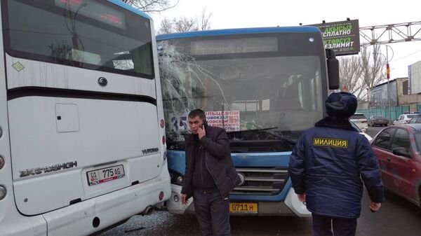 В Бишкеке столкнулись два автобуса, есть пострадавшие. Фото - Sputnik Кыргызстан