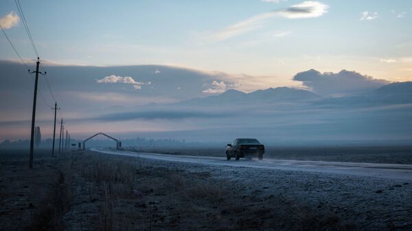 Нарын облусунун Кочкор районунда жолдо бараткан унаа. Архив - Sputnik Кыргызстан