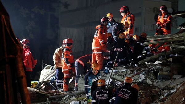 Спасатели обыскивают место обрушения здания после землетрясения в Элязыге, Турция, 26 января 2020 года - Sputnik Кыргызстан