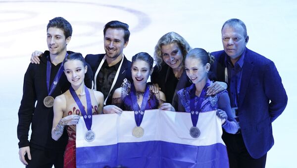 Призеры чемпионата Европы по фигурному катанию в женском одиночном катании и тренеры на церемонии награждения - Sputnik Кыргызстан