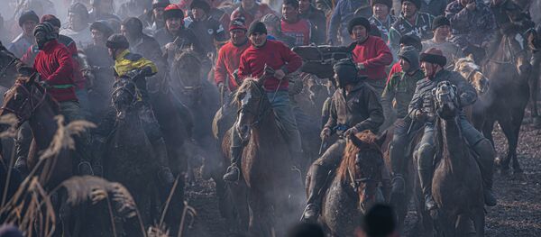 Спортсмены на состязаниях по игре аламан улак в селе Савай Кара-Суйского района - Sputnik Кыргызстан