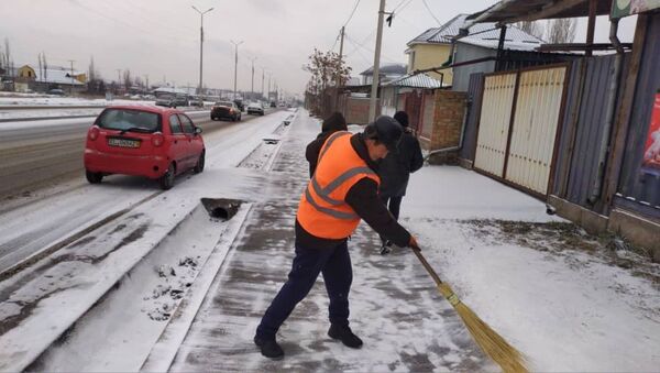 Бишкектин көчөлөрүн кардан тазалоо иштери таңкы саат төрттөн бери уланып жатканын борбор калаанын мэриясы билдирди - Sputnik Кыргызстан