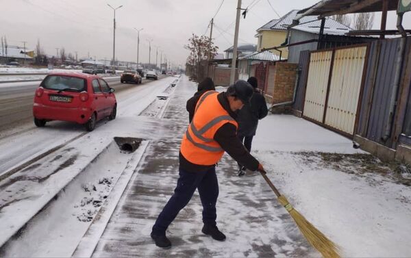 В штатном режиме по Бишкеку трудятся 663 дворника, 117 грузчиков Тазалыка и команда из ста человек по вывозу мусора - Sputnik Кыргызстан