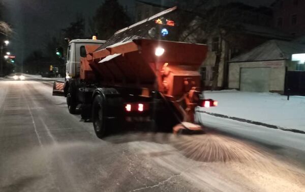 Ночью и утром в Бишкеке шел снег. На посыпку, как сообщили в пресс-службе мэрии, израсходовано 199 тонн технической соли - Sputnik Кыргызстан