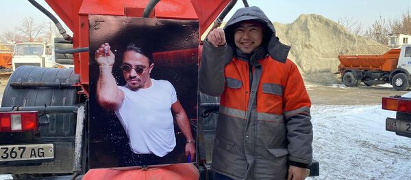 Бишкекское муниципальное предприятие Тазалык креативно оформило спецтехнику по посыпке соли — на ней появилось изображение популярного турецкого повара Нусрета Гёкче - Sputnik Кыргызстан