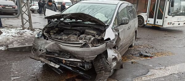 На месте ДТП на пересечении проспекта Жибек Жолу и улицы Суюмбаева - Sputnik Кыргызстан