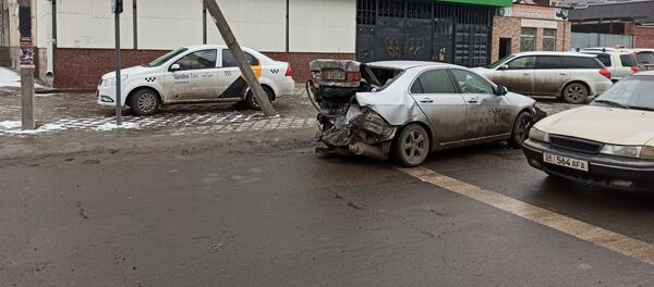 ДТП на пересечении проспекта Жибек Жолу и улицы Суюмбаева - Sputnik Кыргызстан