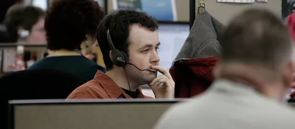 Оператор техподдержки во время работы. Архивное фото Оператор техподдержки во время работы. Архивное фото - Sputnik Кыргызстан