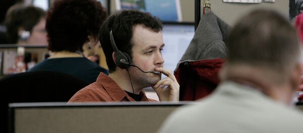 Оператор техподдержки во время работы. Архивное фото - Sputnik Кыргызстан