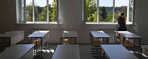 Ученица в школьном кабинете. Архивное фото Ученица в школьном кабинете. Архивное фото - Sputnik Кыргызстан