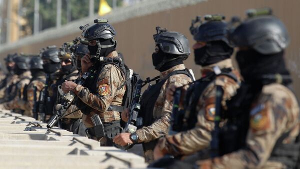 Военнослужащие иракских сил безопасности около здании посольства США в Багдаде, Ирак. 1 января 2020 года - Sputnik Кыргызстан