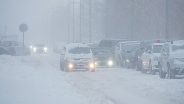 Автомобили едут по дороге во время снежной метели в Нур-Султане - Sputnik Кыргызстан