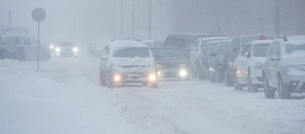 Автомобили едут по дороге во время снежной метели в Нур-Султане - Sputnik Кыргызстан