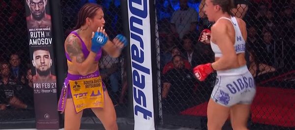 Крис Сайборг перешла в Bellator и сразу избила чемпионку. Видео боя - Sputnik Кыргызстан