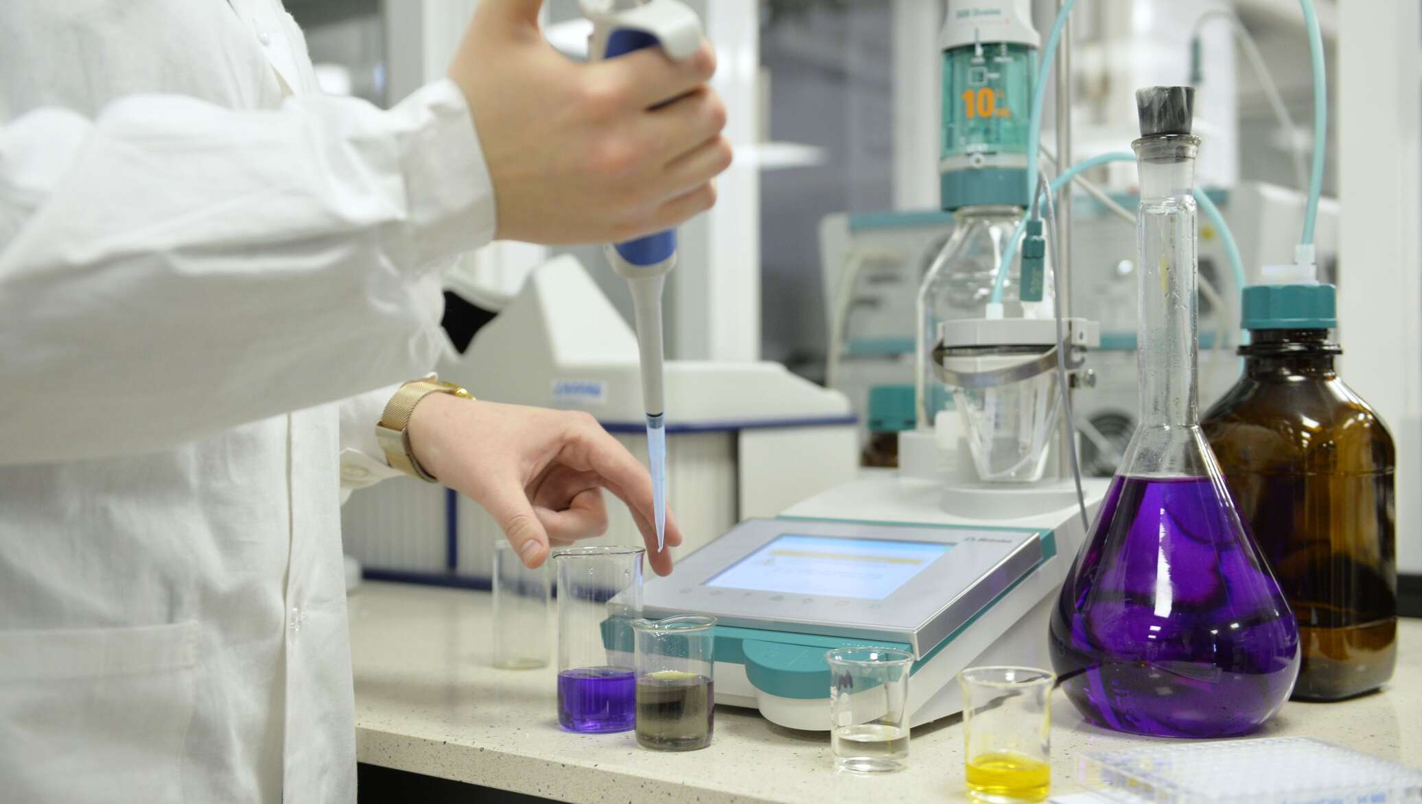 животные в лаборатории. эксперименты препарат. женщина ученый картинка. клеточная лаборатория. экспериментальные лекарства.