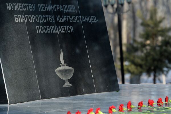 День снятия блокады Ленинграда — это день, когда укрепилась вера в Великую Победу не только у жителей города, но и у граждан всего Советского Союза, заявил президент Сооронбай Жээнбеков - Sputnik Кыргызстан