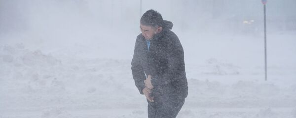 Мужчина идет по улице во время снежной метели в Нур-Султане - Sputnik Кыргызстан