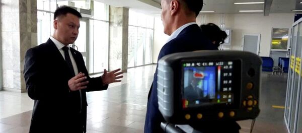 Коопсуздук кеңешинин катчысы Дамир Сагынбаев Манас эл аралык аэропортунда жана Ак-Жол көзөмөл-өткөрүү пункттарындагы коронавирус илдетин алдын алуу жана аныктоо иштери менен таанышты - Sputnik Кыргызстан