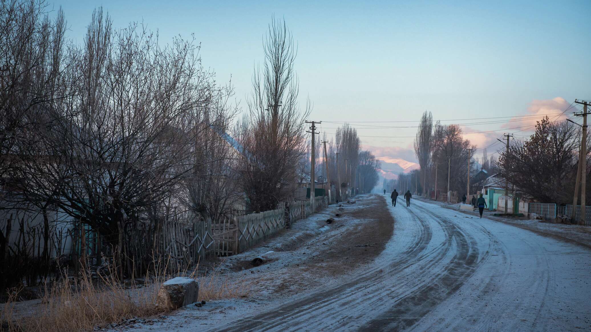 Аба ырайы базар коргон. Село в наши дни. Снег в Киргизии. Климат Бишкека. Снежное село фото.