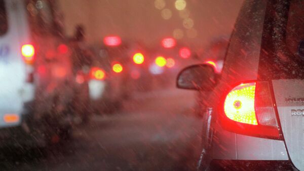 Автомобиль стоит в заторе во время снегопада. Архивное фото - Sputnik Кыргызстан