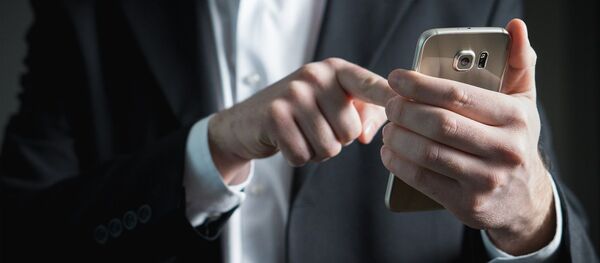 Мужчина использует смартфон. Иллюстративное фото - Sputnik Кыргызстан