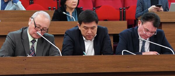 Башын жерге салган профсоюзчулар, ачууланган депутаттар. Видео - Sputnik Кыргызстан