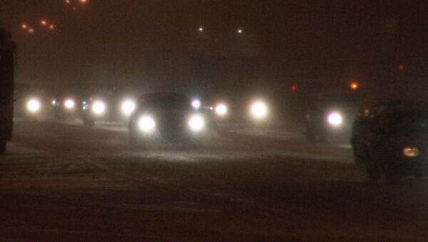 Автомобили едут по трассе во время снегопада. Архивное фото - Sputnik Кыргызстан